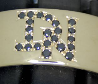 Zwarte diamanten pavé gezet in de vorm van monogram letters